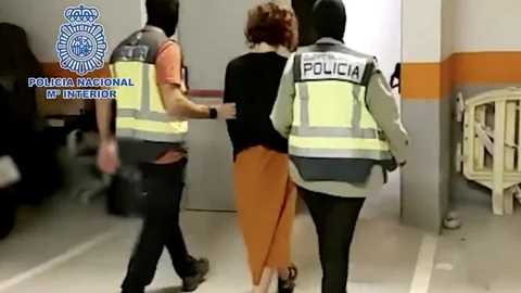 Momento de la dedtención de Miren Itxaso Zaldua Iriberri, alias Sahatsa, por su presunta participación en el asesinato del presidente del Partido Popular de Aragón, Manuel Giménez Abad, cometido el día 6 de mayo de 2001 en Zaragoza y reivindicado por ETA.