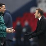 El entrenador del Basaksehir, Okan Buruk, habla con Sebastian Coltescu, el cuarto árbitro