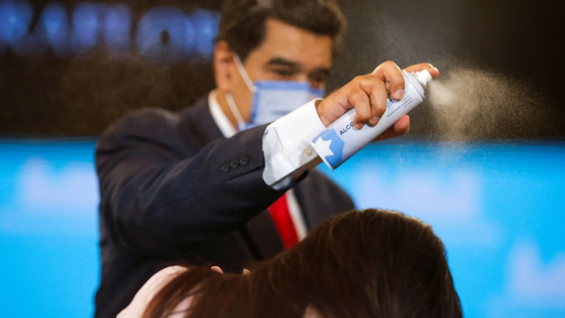 El presidente Nicolás Maduro usa espray desinfectante tras una rueda de prensa