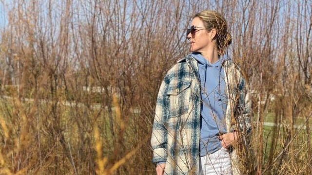 Amelia Bono y la sobrecamisa de Pull&Bear.