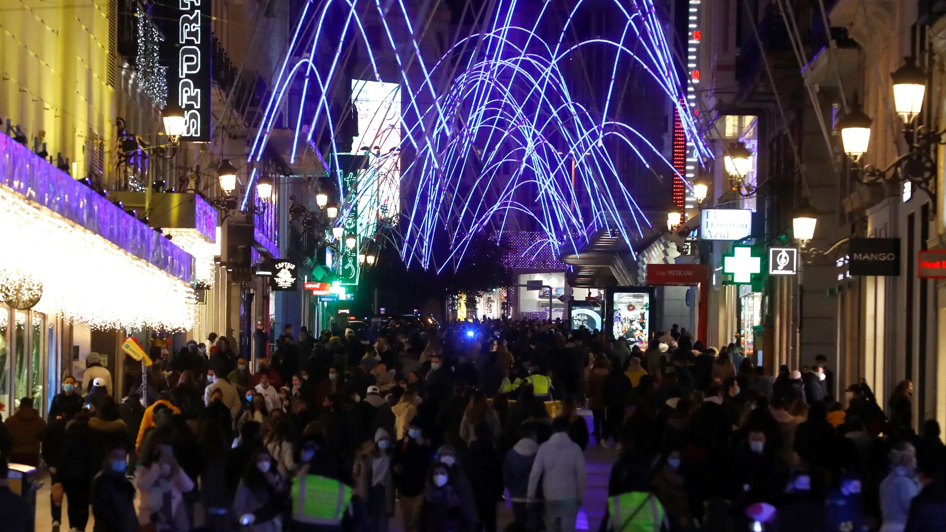 MADRID, 08/12/2020.- Personas se congregan para disfrutar de las luces navideñas en la calle de Preciados, este martes en Madrid. España encara el final del puente festivo de la Constitución sin "bajar la guardia" ante el coronavirus, cuya tasa de incidencia se sitúa en 215,10 casos por 100.000 habitantes, y con la mirada puesta ya en la Navidad, ante la que el Gobierno apela a la responsabilidad personal. EFE/Ballesteros