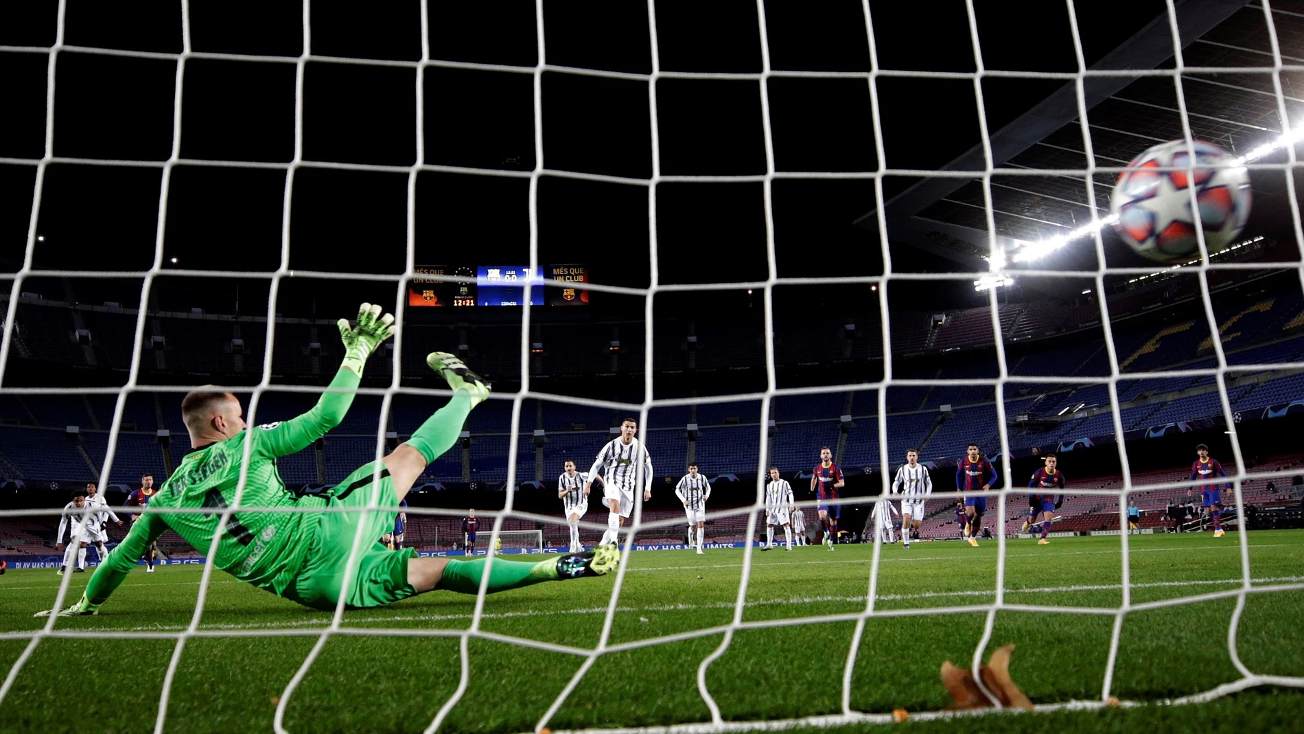Ronaldo, marcando uno de los penaltis en el Camp Nou