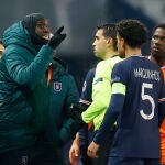Demba Ba, del Basaksehir, le dice al árbitro que el cuarto colegiado le ha llamado negro