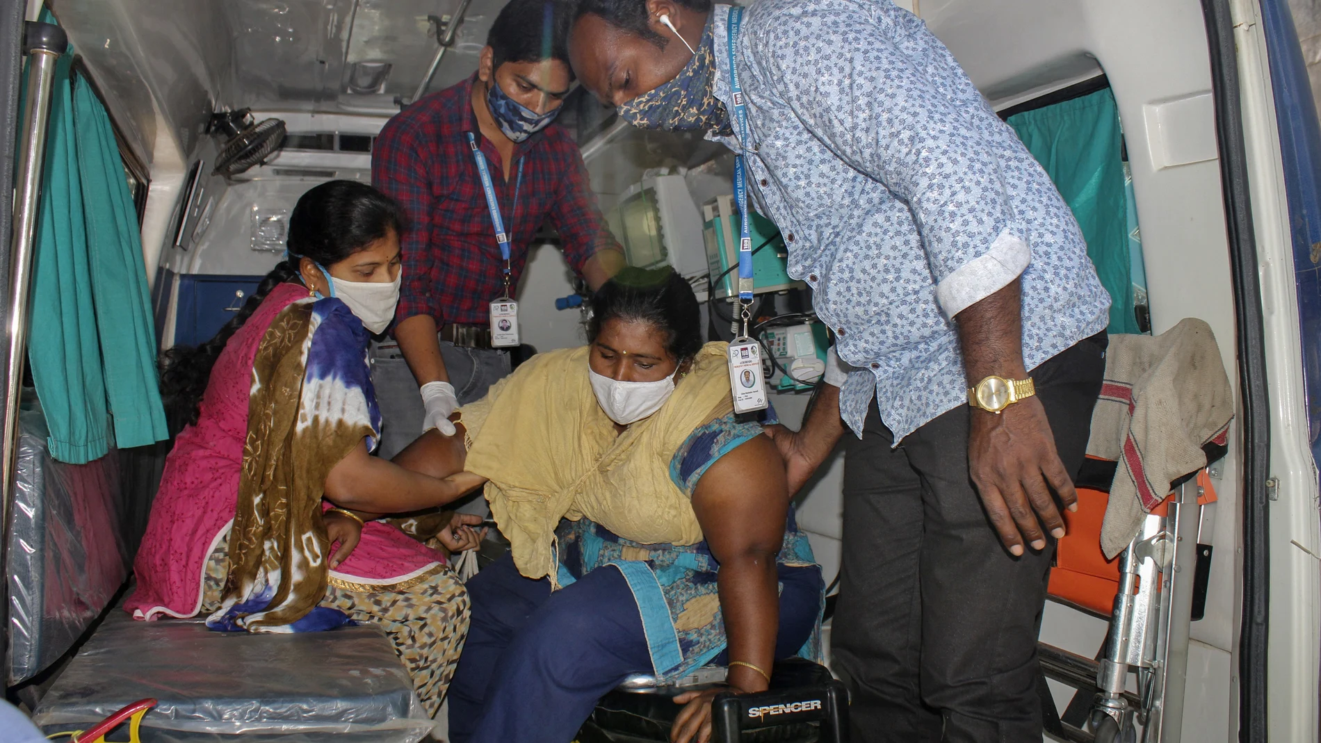 Un paciente es asistido por otros para bajar de una ambulancia en el hospital de Eluru