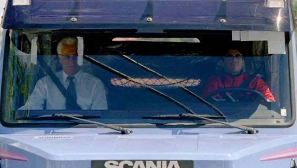 Maradona llega a un entrenamiento conduciendo su camión
