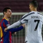 Cristiano Ronaldo y Messi se saludan antes del Barcelona-Juventus de la Champions
