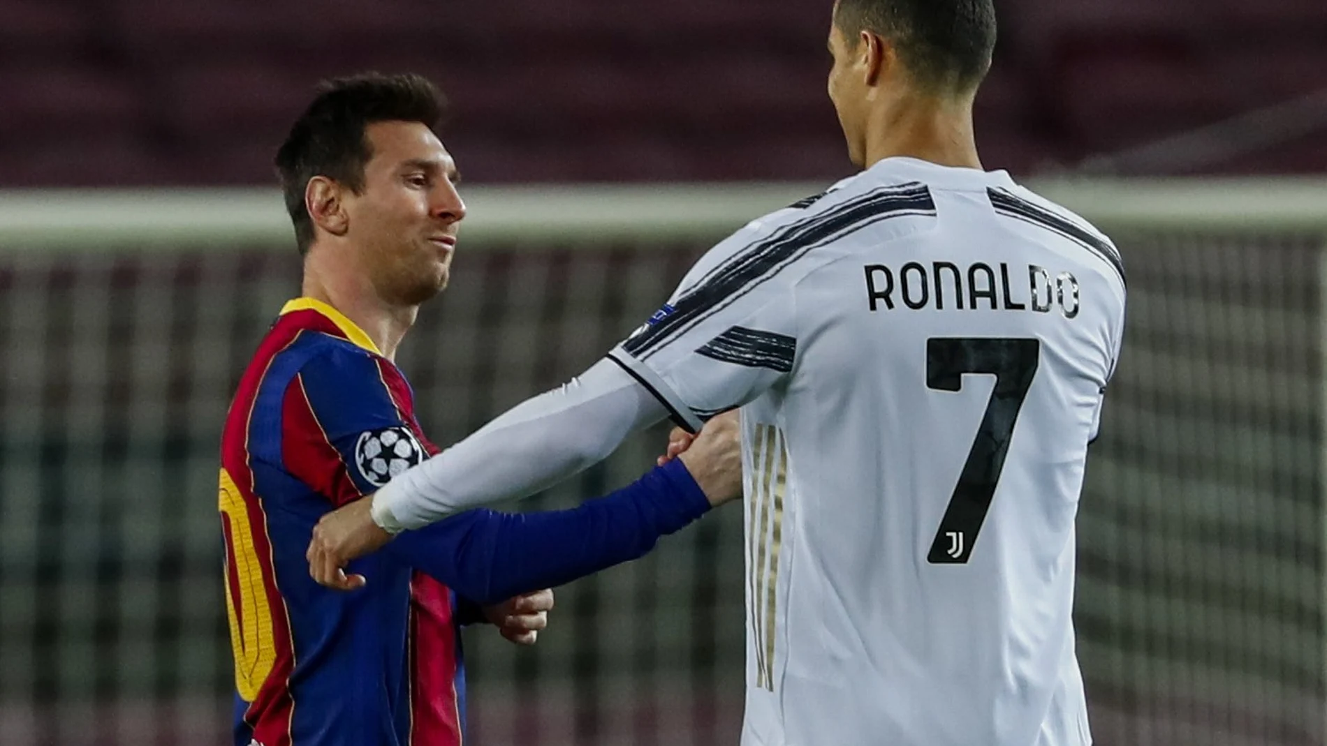 Cristiano Ronaldo y Messi se saludan antes del Barcelona-Juventus de la Champions