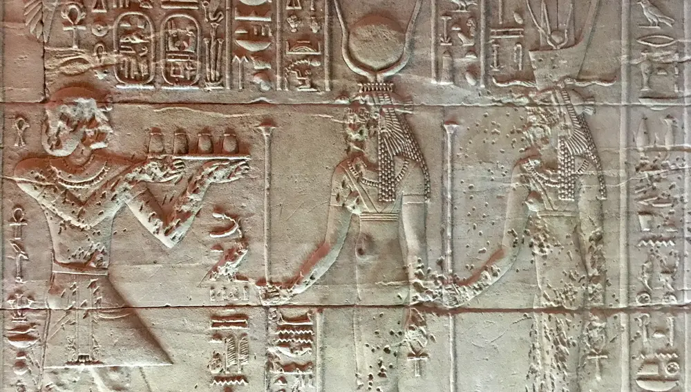 El faraón Ptolomeo IV ofrece esencias a la diosa Neftis, en el Templo de Filé.