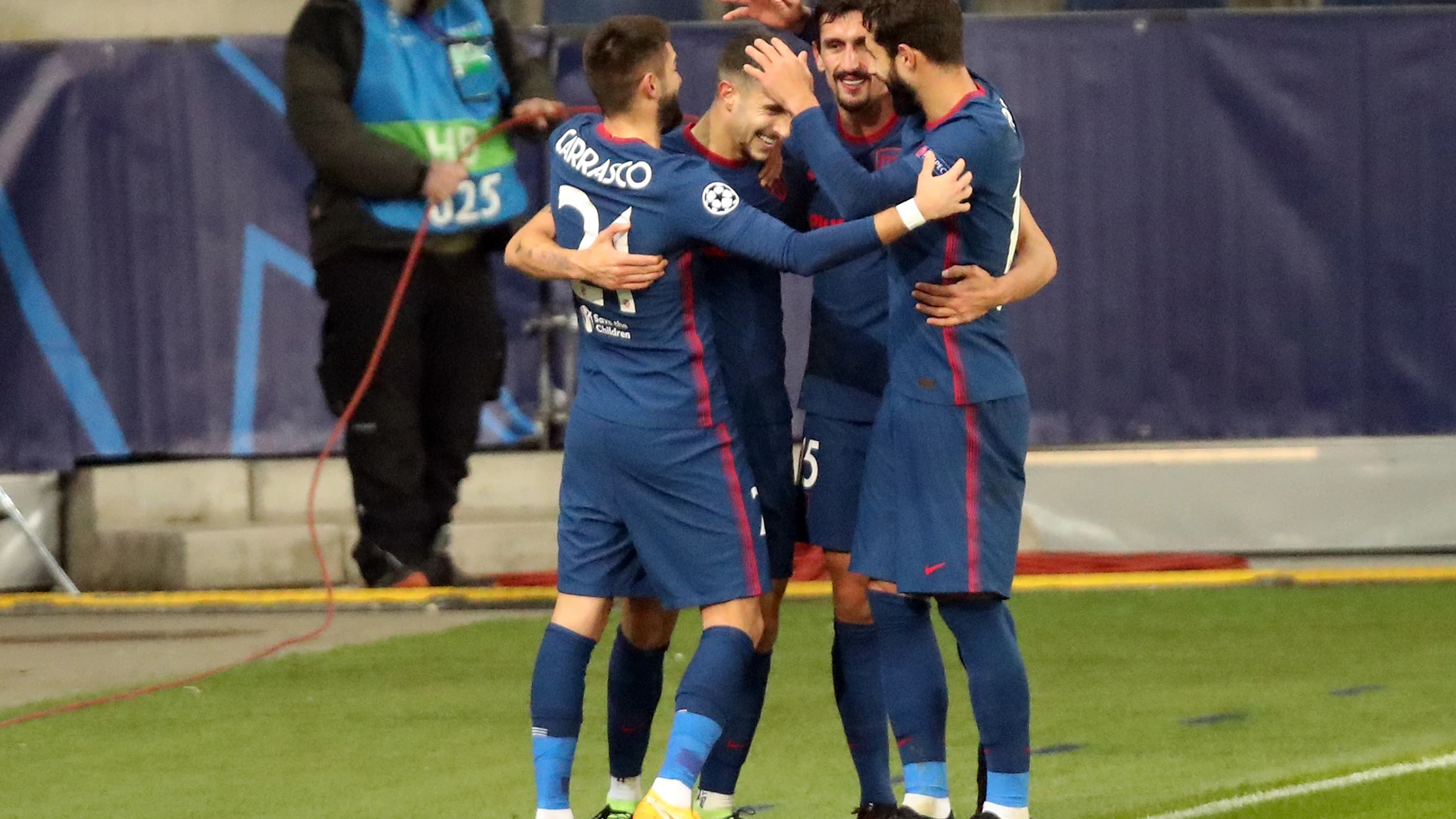 Los jugadores del Atlético de Madrid celebran uno de los dos tantos anotados ante el Salzburgo