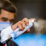 Nicolás Maduro con un spray para desinfectar