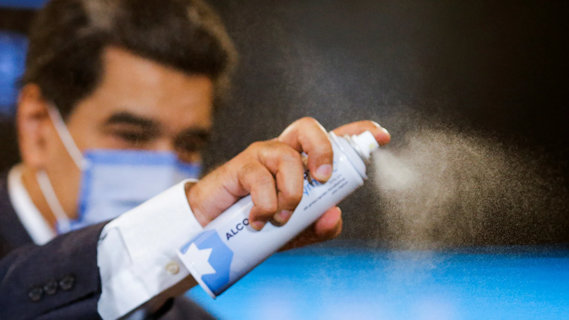 Nicolás Maduro con un spray para desinfectar