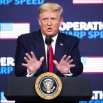 -FOTODELDIA- EA2605. WASHINGTON (ESTADOS UNIDOS), 08/12/2020. El presidente de Estados Unidos, Donald Trump, habla durante la cumbre Operation Warp Speed, centrada en la vacuna de la covid-19, en la Casa Blanca hoy, en Washington (Estados Unidos). EFE/Oliver Contreras / POOL