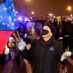 Un manifestante con una bandera de Polonia y otra de la UE en Varsovia