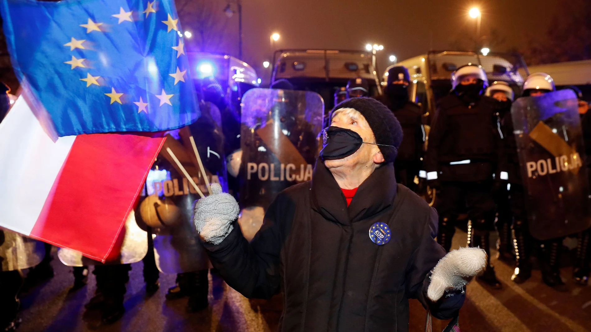 Un manifestante con una bandera de Polonia y otra de la UE en Varsovia