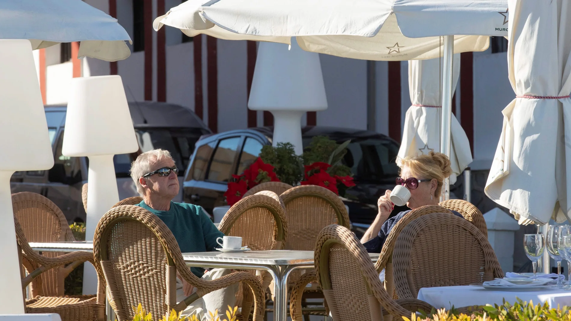Dos personas toman un café en la terraza de un restaurante de Los Alcázares, (Murcia)