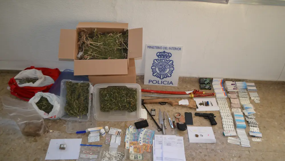 Droga intervenida en tres registros domiciliarios