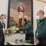El ministro del Interior recibe un ejemplar del calendario