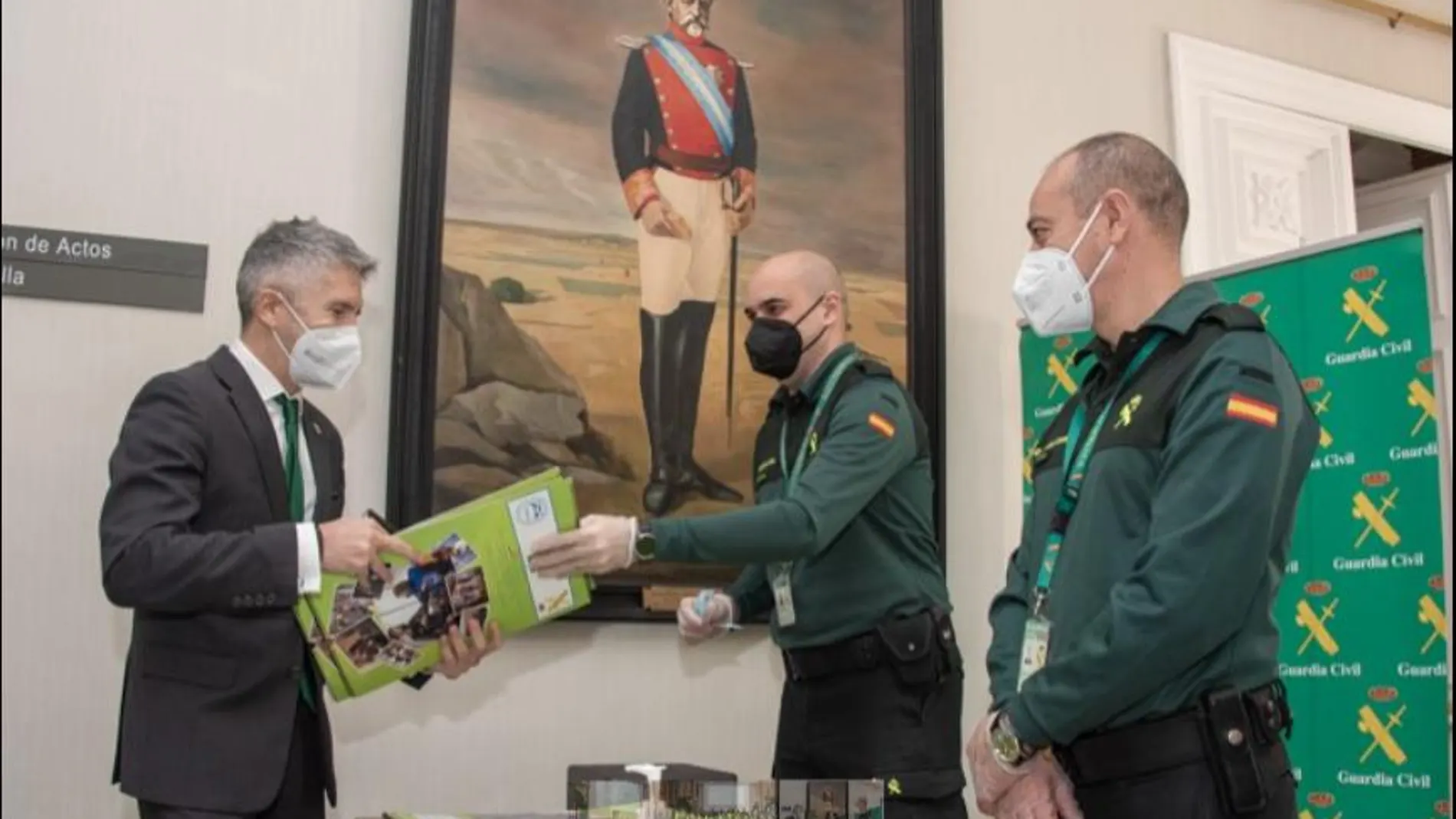 El ministro del Interior recibe un ejemplar del calendario