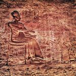 Sacerdotes de Amón ofrecen esencias a su dios, en un grabado del Templo de Luxor.