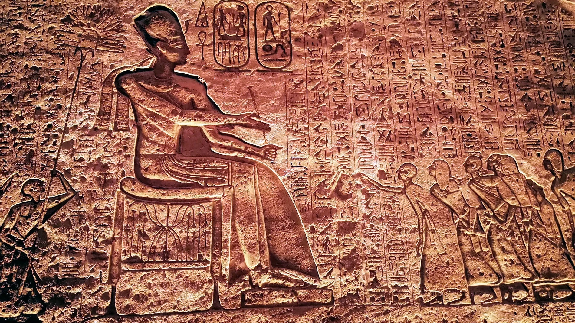 Sacerdotes de Amón ofrecen esencias a su dios, en un grabado del Templo de Luxor.
