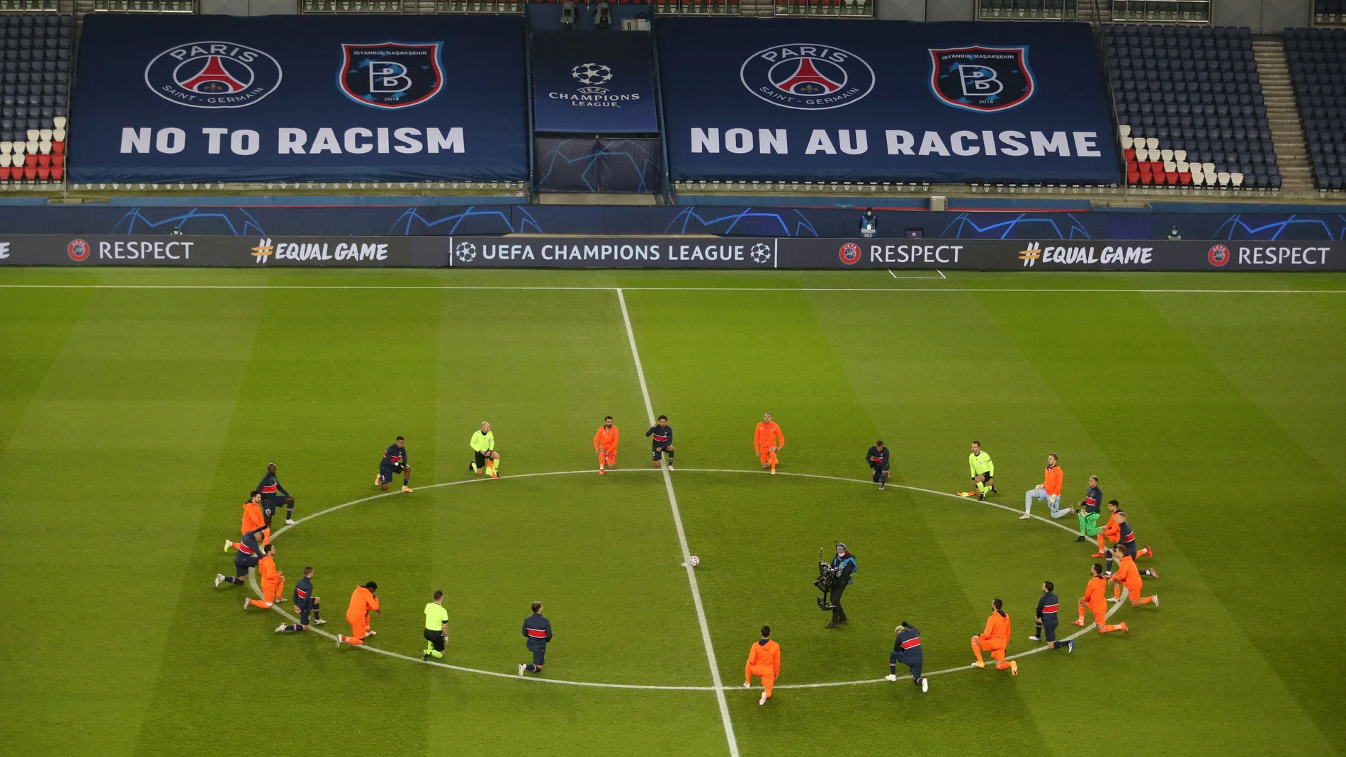 Los jugadores del PSG y del Istanbul Basaksehir F.K. haciendo el gesto en contra del racismo antes del partido que suspendieron