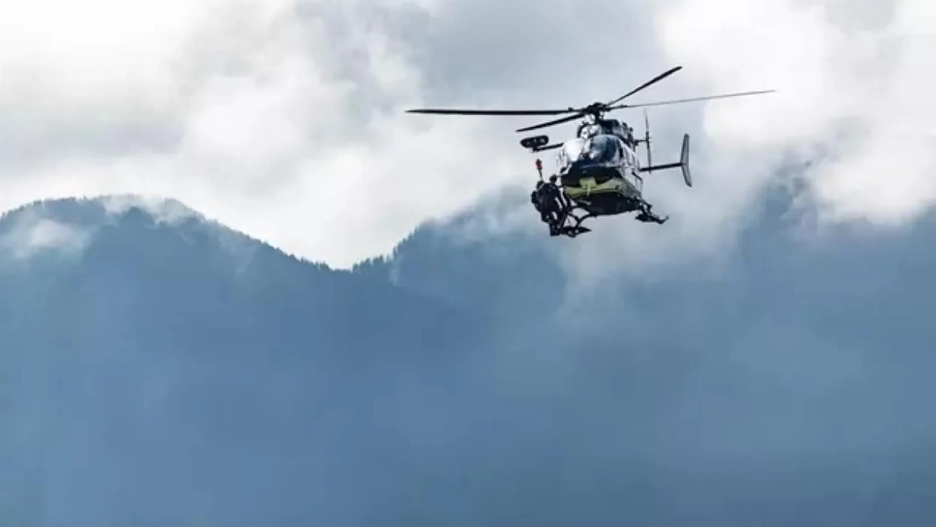 Un helicóptero de la gendarmería francesa en los Alpes
