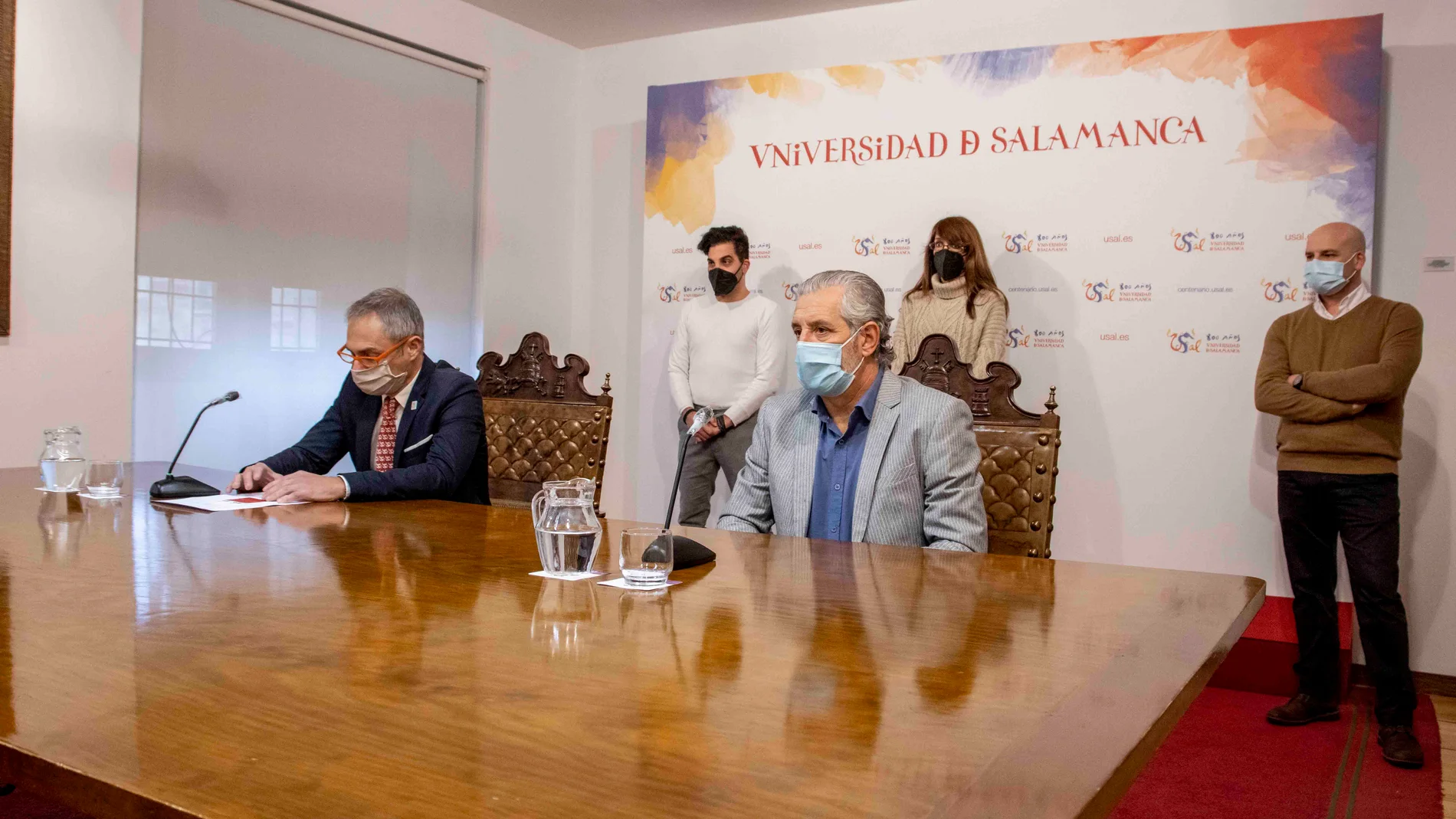 El rector de la Universidad de Salamanca, Ricardo Rivero, junto al coordinador del proyecto, Ángel Luis Montejo, y el equipo de investigadores
