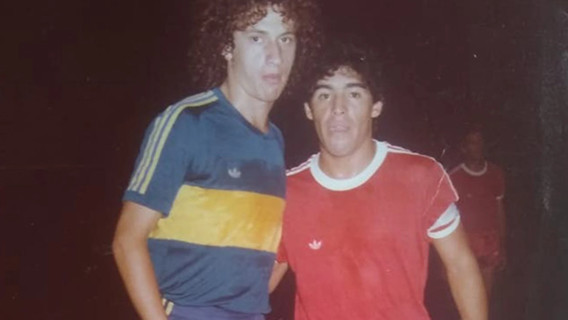 Carlos Randazzo y Diego Maradona, cuando jugaban en Boca y Argentinos, respectivamente.