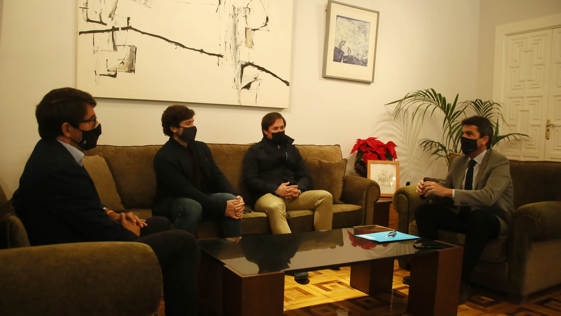 El presidente de la Diputación de Alicante se reúne con los representantes de la Asociación Empresarial Hostelería Elche