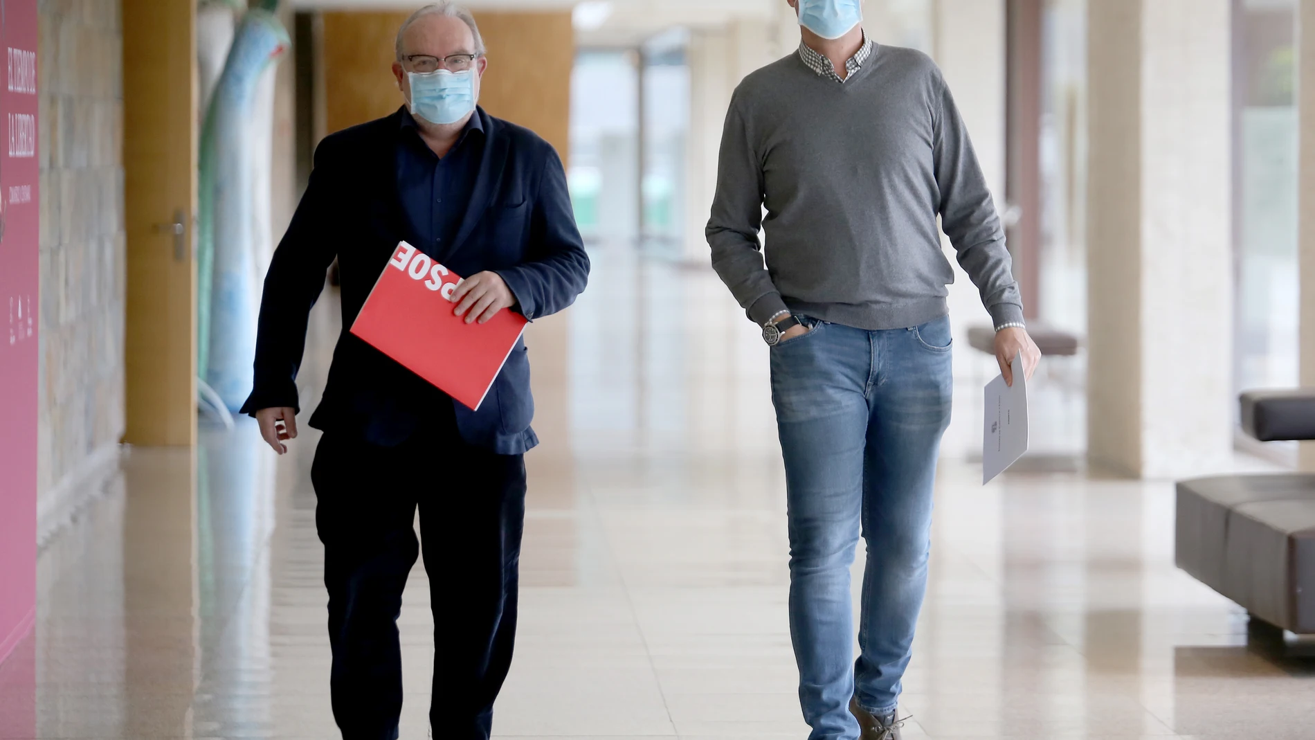 El coordinador del área de Economía y Hacienda, José Francisco Martín, y el portavoz de Empleo del Grupo Parlamentario Socialista en las Cortes, Pedro González, informan sobre novedades en materia de formación ocupacional en Castilla y León