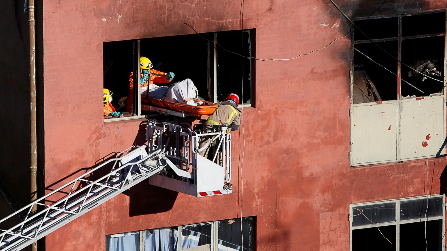 Efectivos de los Bombers de la Generalitat trabajando en un incendio, en una imagen de archivo EFE/ Quique García