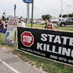 Manifestantes opuestos a la pena de muerte