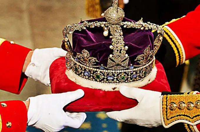 ¿Cómo se regula la Corona?