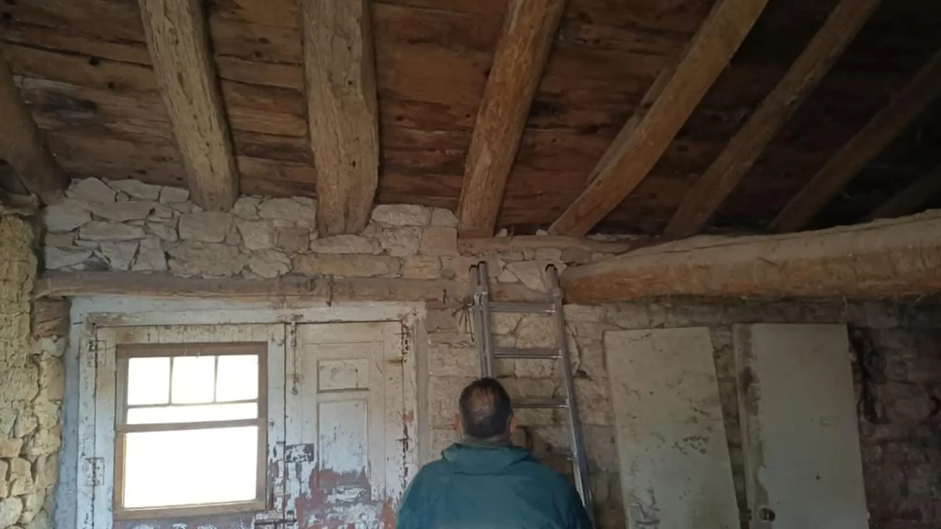 Un efectivo de la guardia civil en el ajar donde se encontraron los proyectiles