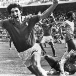 Paolo Rossi celebra uno de los tres goles que marcó a Brasil en el Mundial de España 1982