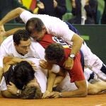 Todos encima de Juan Carlos Ferrero después de que venciera a Hewitt para dar a España su primera Copa Davis, en el año 2000