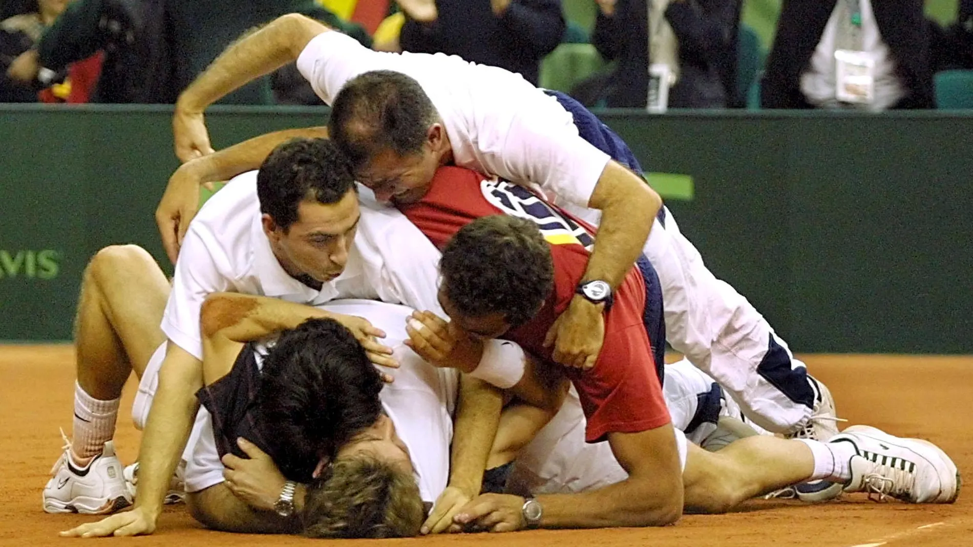 Todos encima de Juan Carlos Ferrero después de que venciera a Hewitt para dar a España su primera Copa Davis, en el año 2000