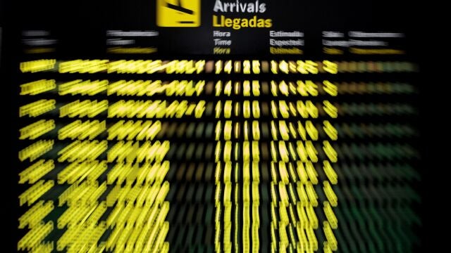 Detalle del panel de llegadas de un aeropuerto. EFE/Biel Aliño