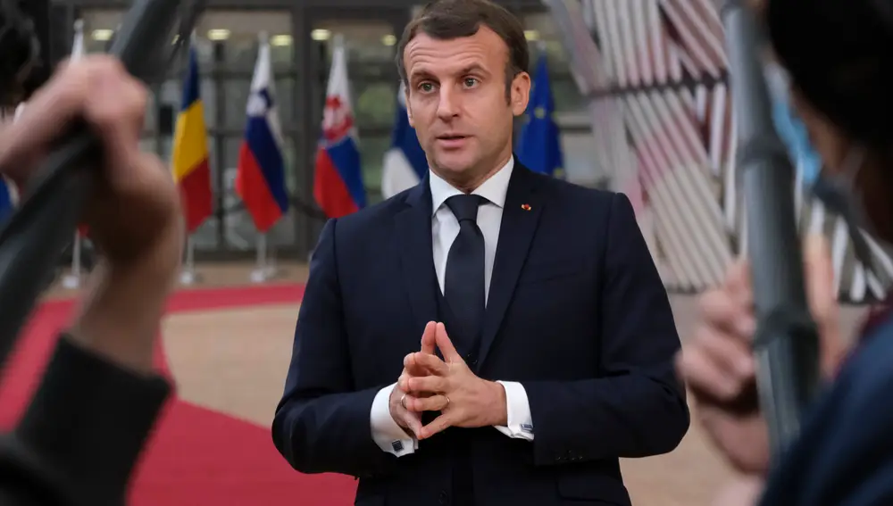 Macron habla con los medios, a su llegada a la cumbre de Bruselas