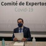 El presidente de la Junta, Juanma Moreno, presidiendo la reunión del Consejo Asesor de Alertas de Salud Pública de Alto Impacto (Comité de Expertos)
