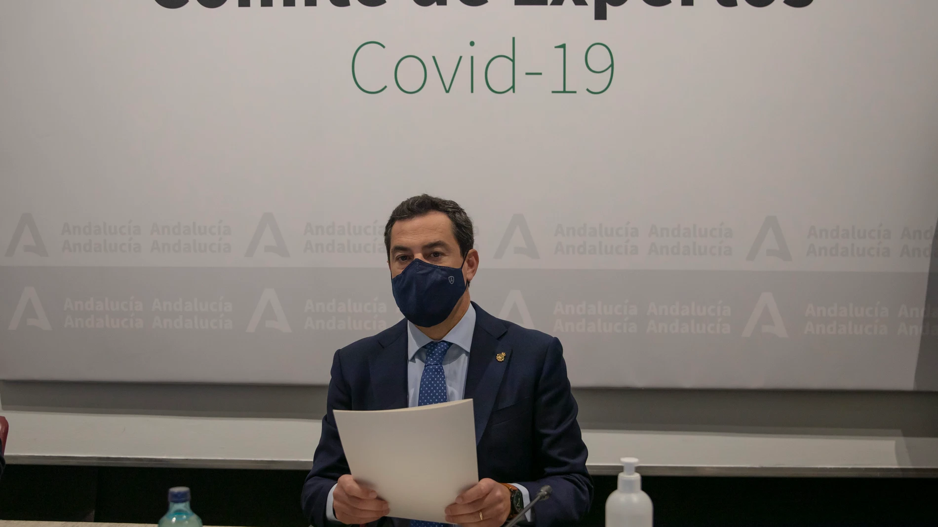 El presidente de la Junta, Juanma Moreno, presidiendo la reunión del Consejo Asesor de Alertas de Salud Pública de Alto Impacto (Comité de Expertos)