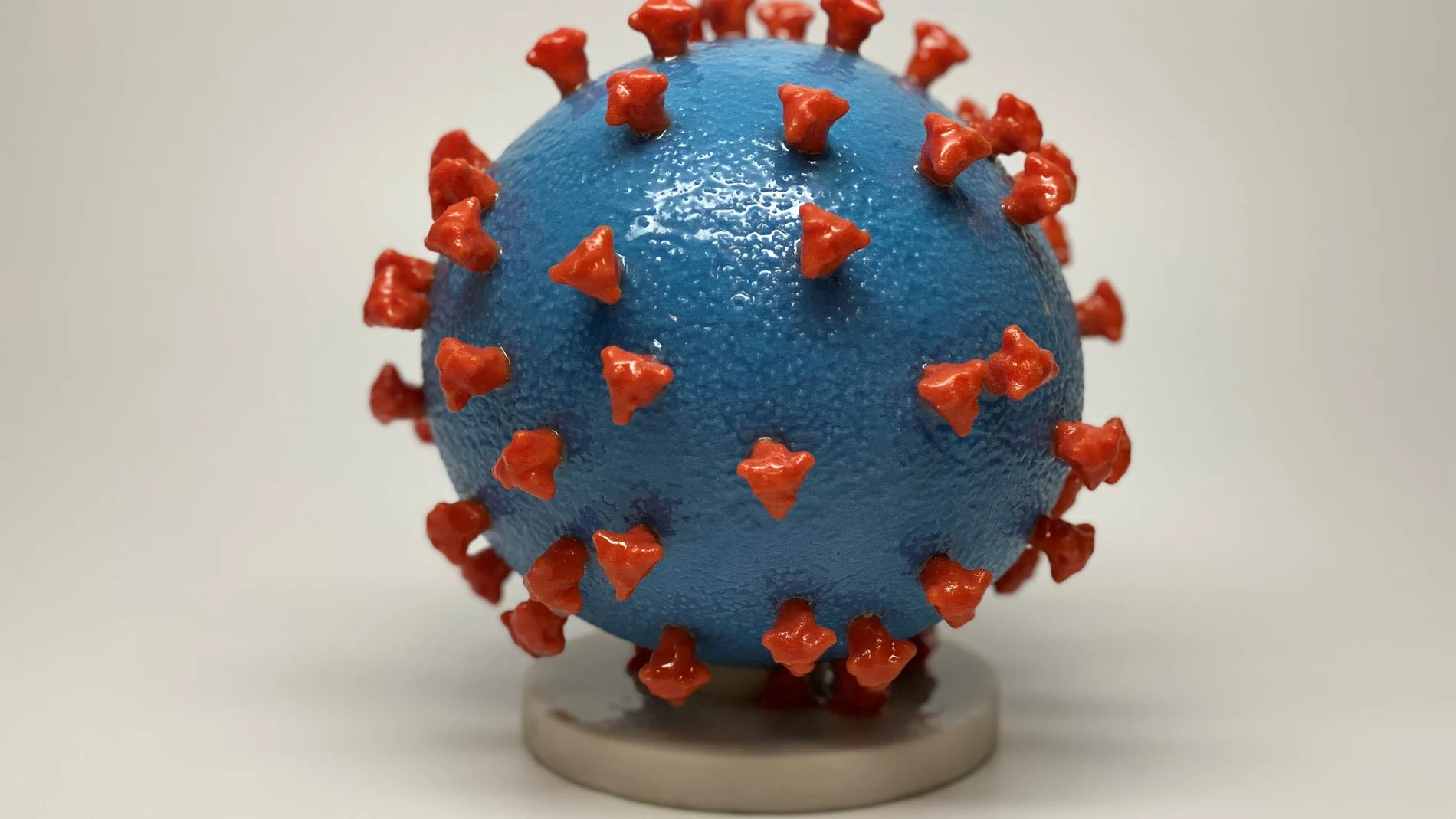 Recreación del virus con algunos de los "picos" con los que infecta a las células humanas
