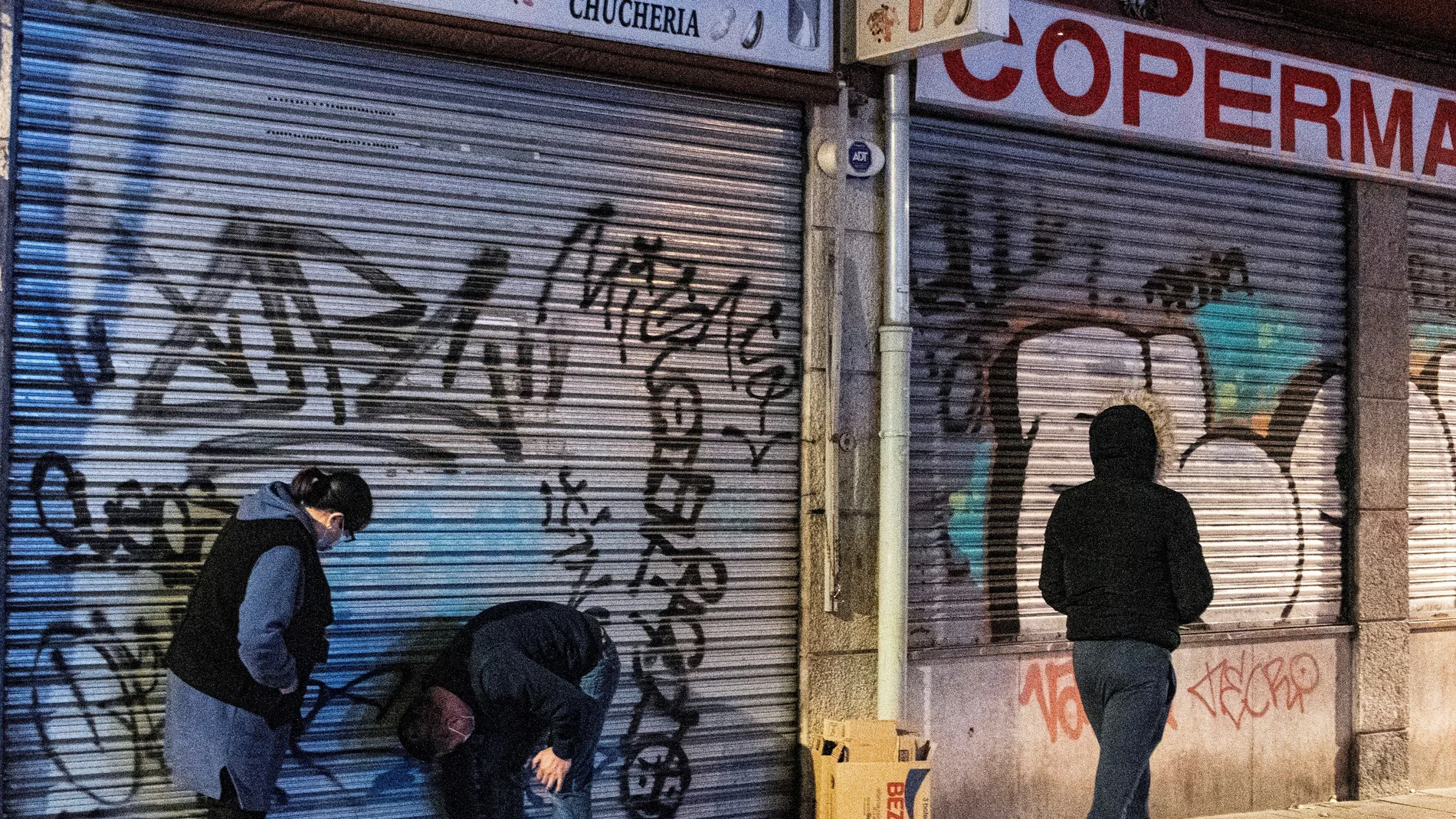 GRAF3164. PALMA DE MALLORCA, 10/12/2020.- Trabajadores de un establecimiento de Palma de Mallorca, cierra ante el toque de queda impuesto por el Govern balear como nueva medida para intentar frenar los contagios de coronavirus en la Isla, y que ha entrado en vigor este jueves desde las 22:00.- EFE/CATI CLADERA.