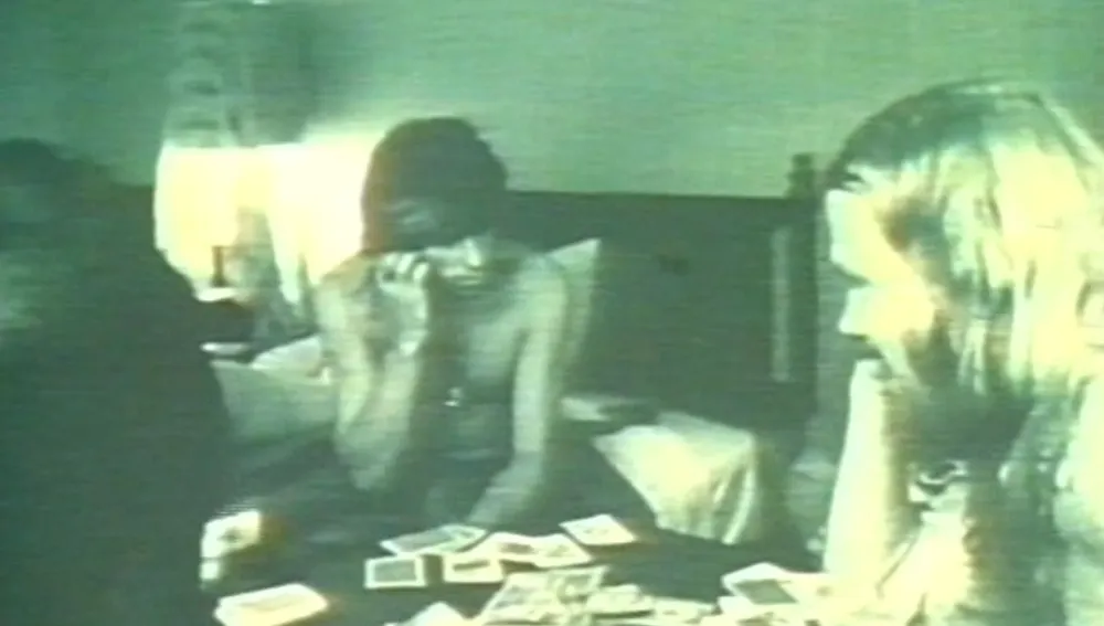 Keith Richard (a la izda., jugando a las cartas) arroja, en una escena del filme, un televisor por la ventana