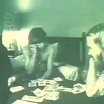 Keith Richard (a la izda., jugando a las cartas) arroja, en una escena del filme, un televisor por la ventana