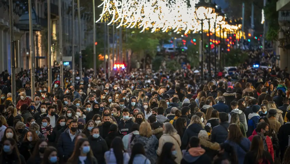 Las imágenes de multitud de gente en los ejes comerciales el pasado fin de semana en ciudades como Barcelona o Girona puede acelerar la reapertura de los centros comerciales para esponjar (AP Photo/Emilio Morenatti)