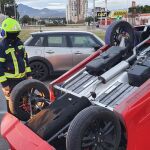 La Policía Local y los bomberos intervienen en accidente con vuelco de un cuatriciclo con una menor herida en la rotonda de la avenida de Denia