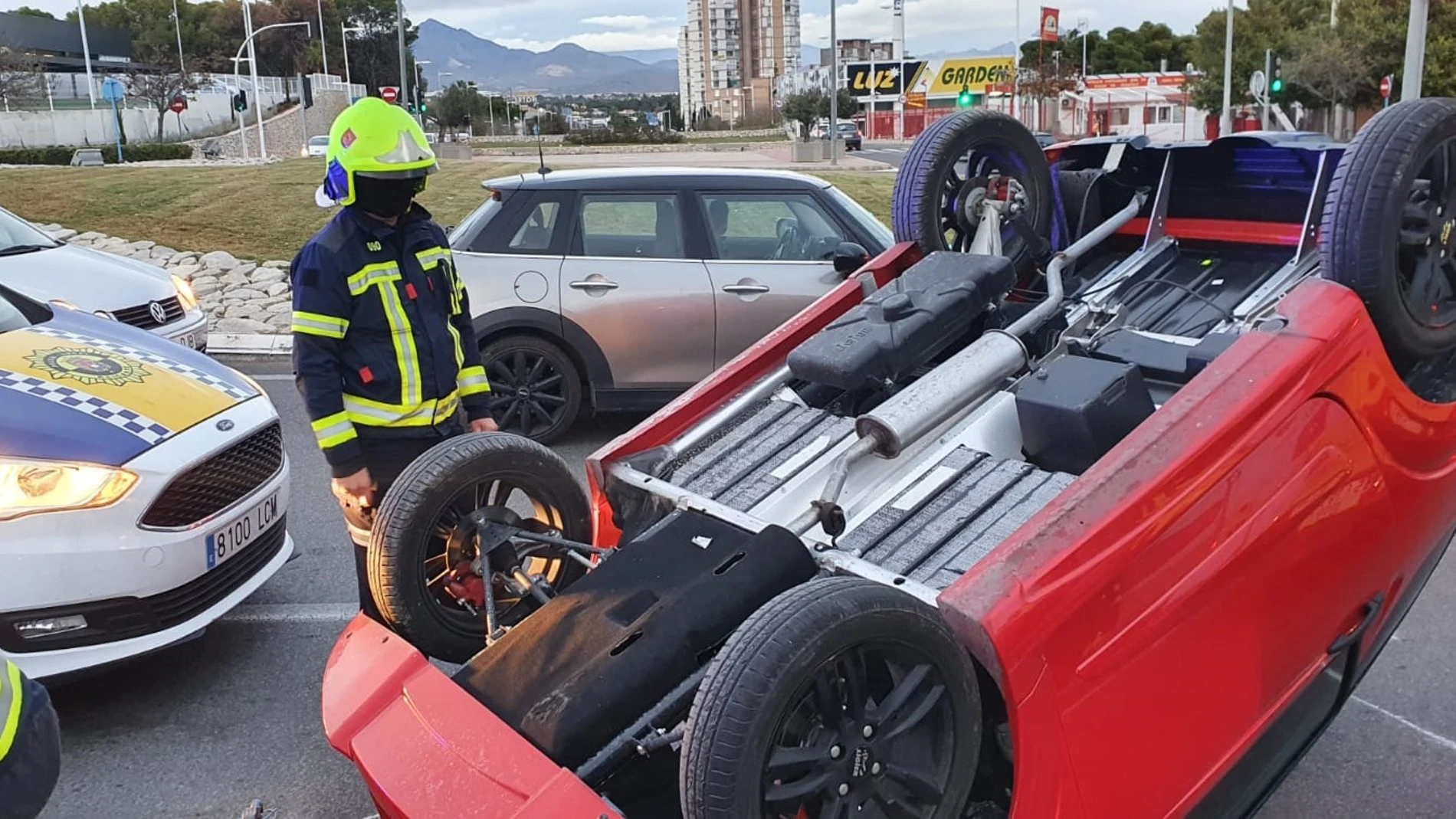 La Policía Local y los bomberos intervienen en accidente con vuelco de un cuatriciclo con una menor herida en la rotonda de la avenida de Denia