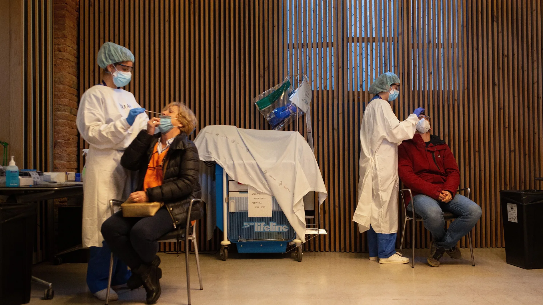 Profesionales sanitarios realizan test antígenos masivos de detección de la COVID-19 en el recinto modernista del Hospital de Sant Pau.