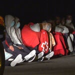 Tapadas con mantas de Cruz Roja. inmigrantes llegados por mar a España